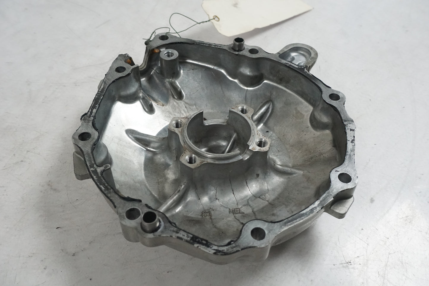 Snett nerifrån på Generatorkåpa från en Honda CBF 1000 -2006 motorcykel.