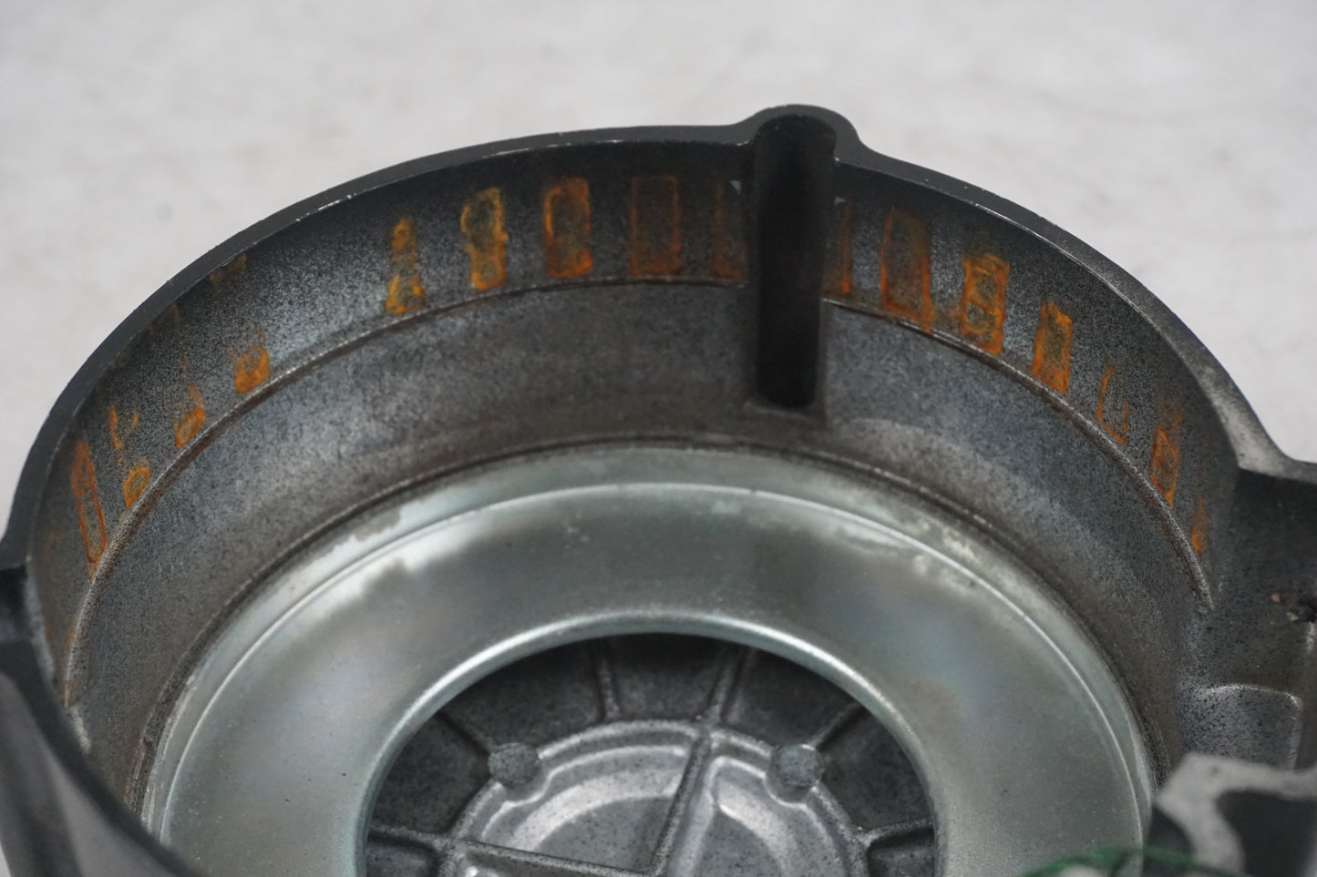 Vänster sida på Generatorhus från en Honda CB 750 SF -2003 motorcykel.