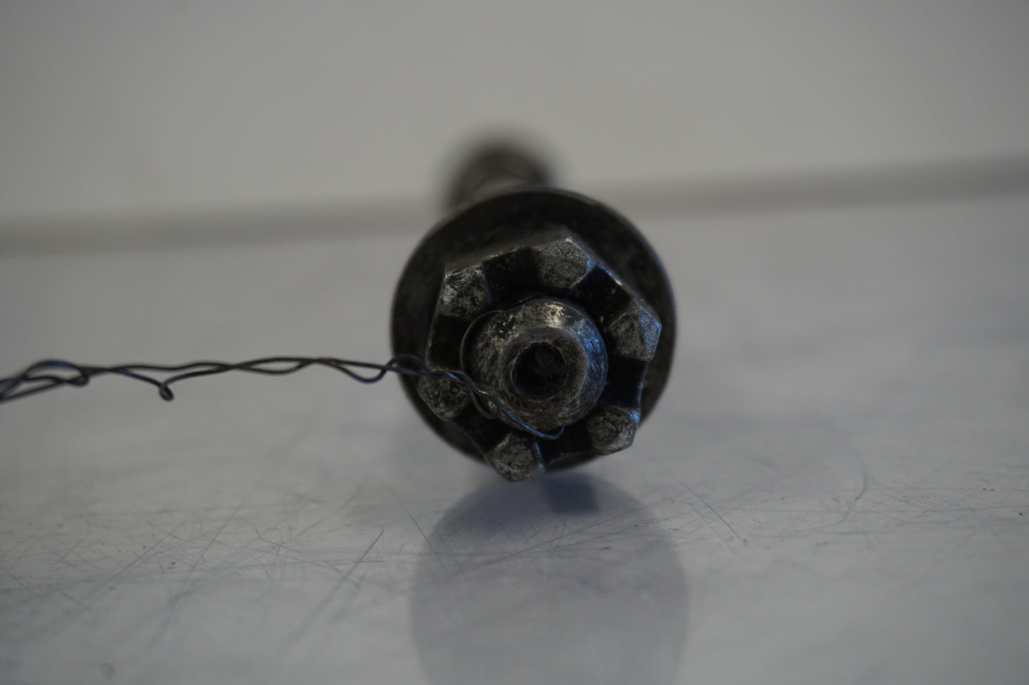 Vänster sida på Axel från en H-D Sportster 1200 XL1200C -1999 motorcykel.