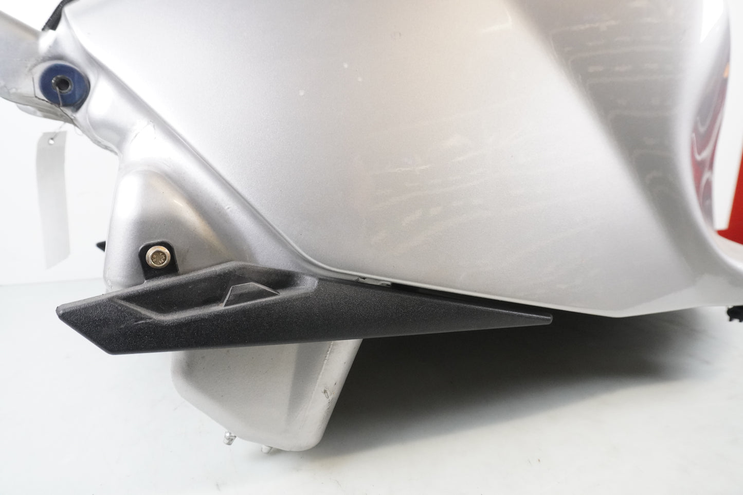 Extrabild4 på Bensintank från en Triumph Sprint ST -2005 motorcykel.