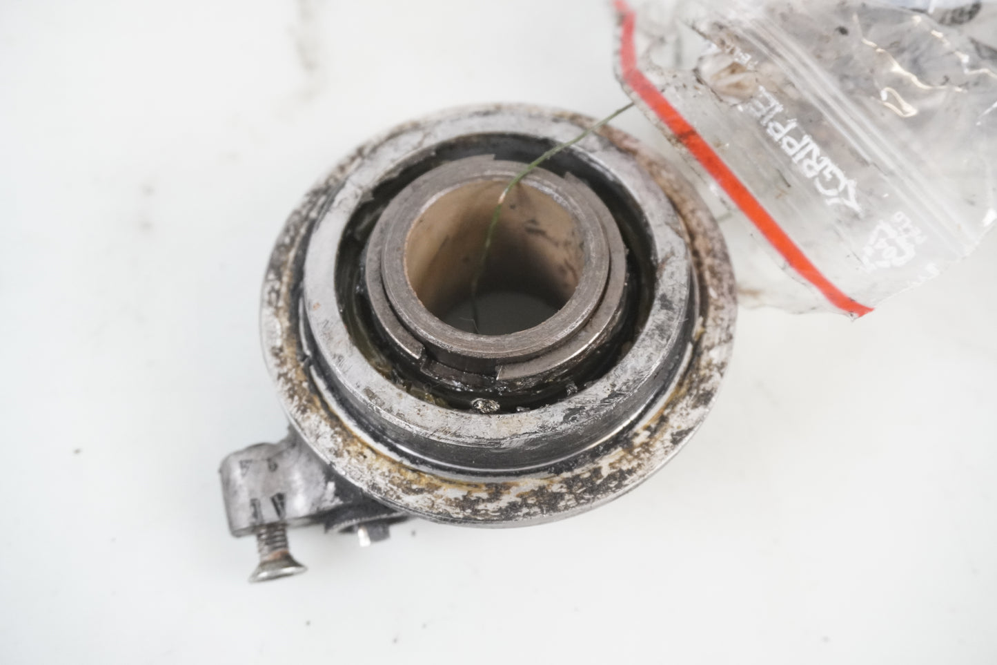 Baksidan på Hastighetsdrivning från en Triumph America -2004 motorcykel.