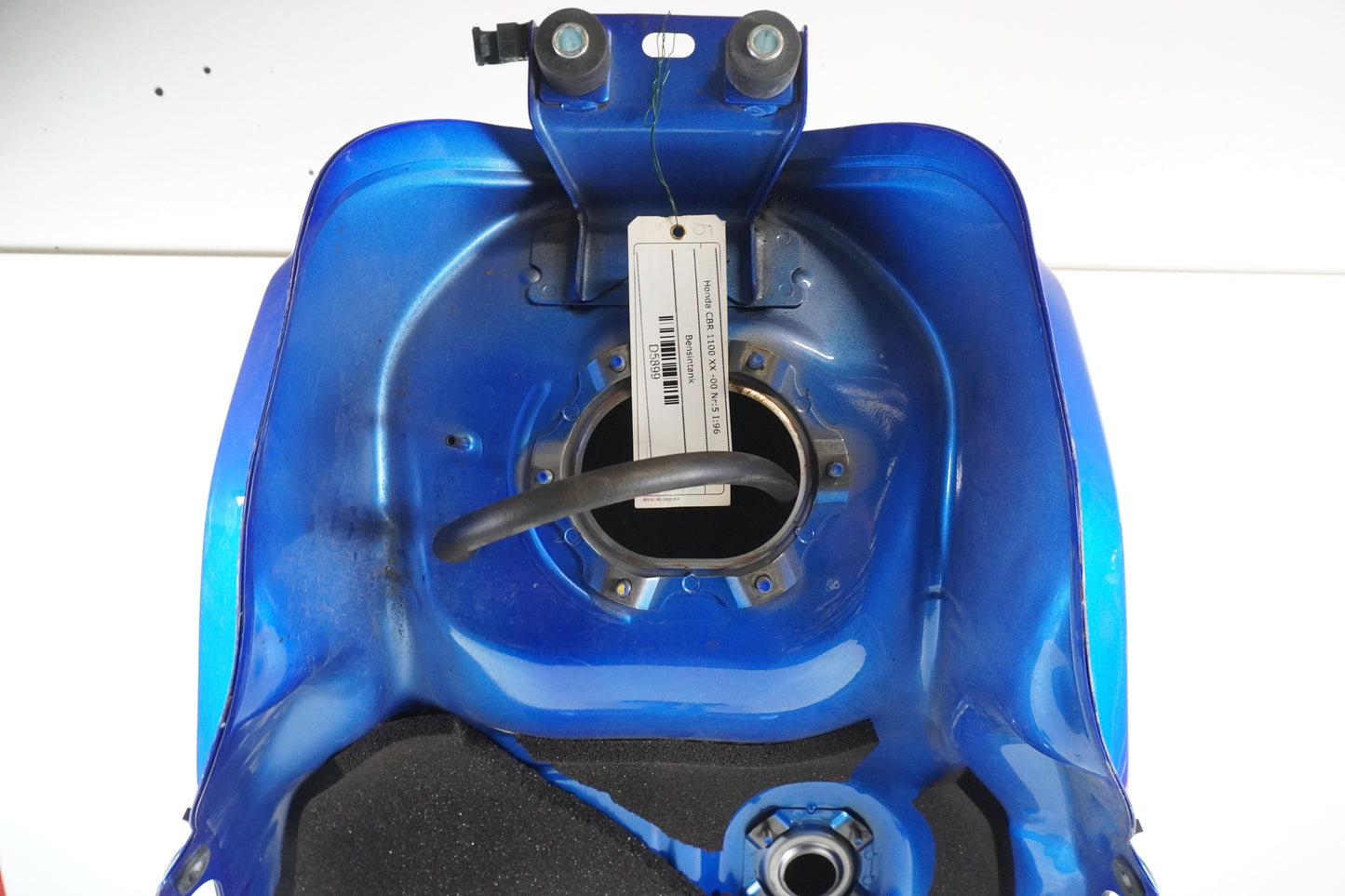 Extrabild5 på Bensintank från en Honda CBR 1100 XX -2000 motorcykel.