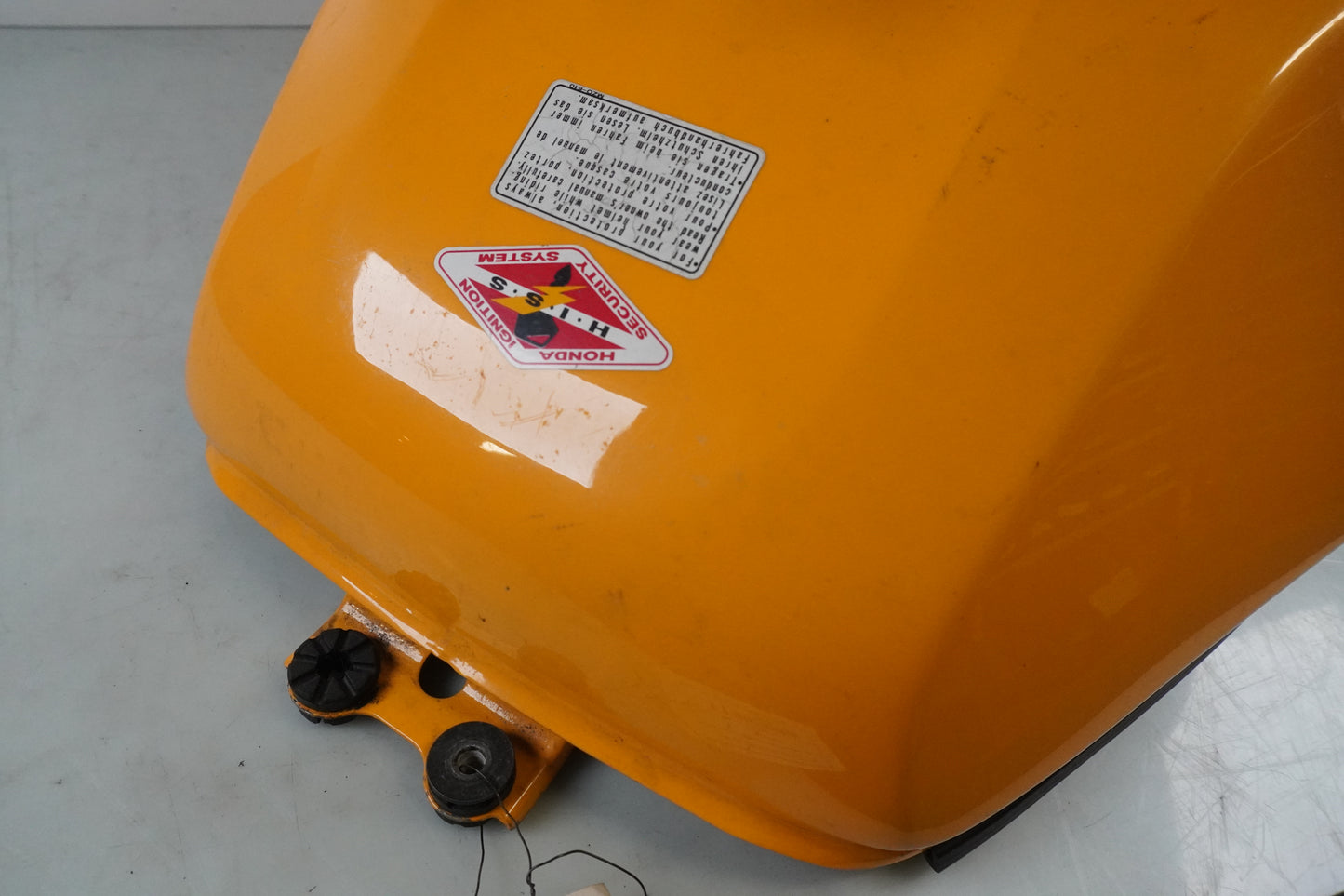 Extrabild2 på Bensintank från en Honda CBR 900 RR -2000 motorcykel.