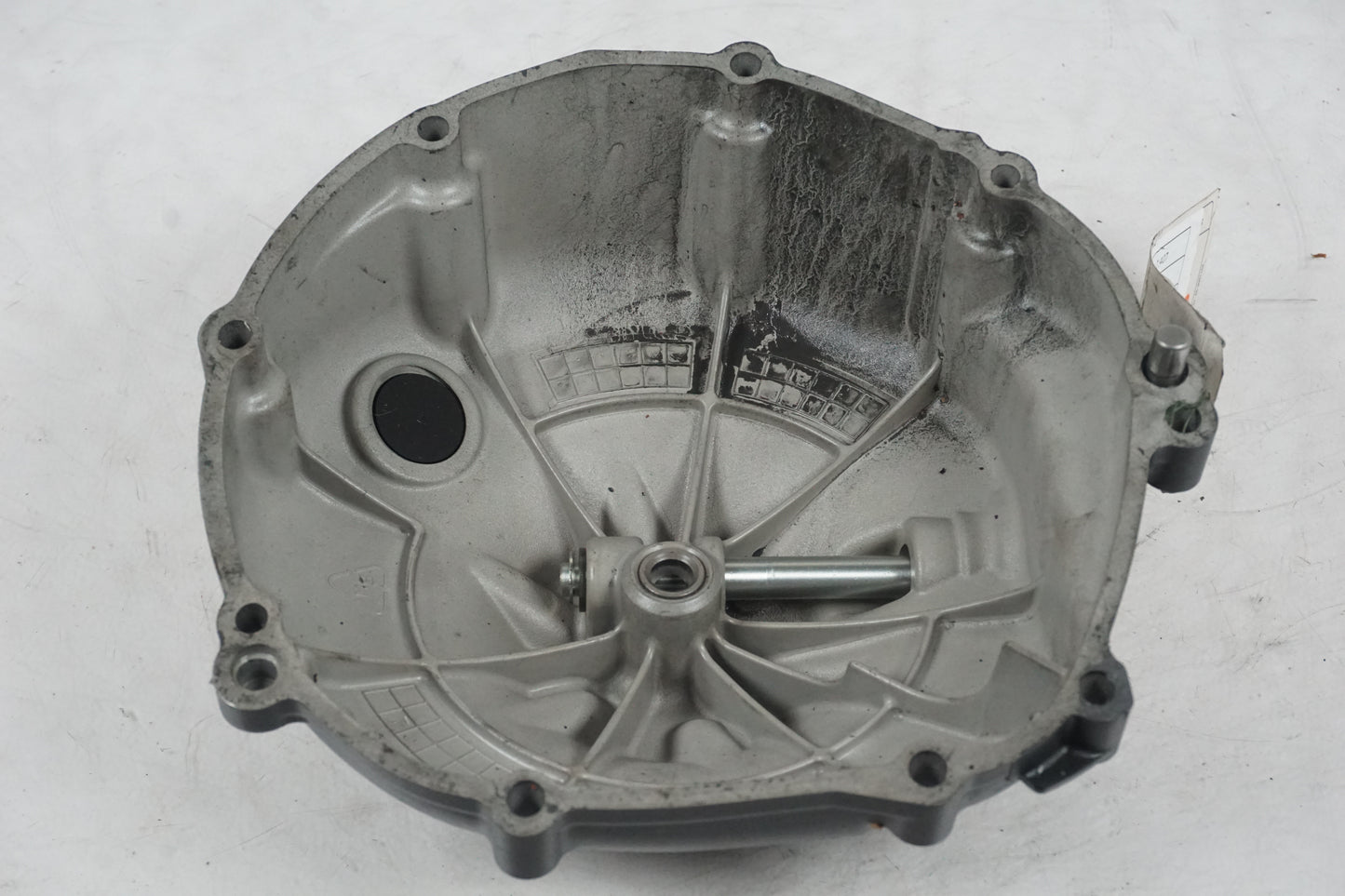 Snett uppifrån på Kopplingskåpa från en Yamaha YZF R6 -2007 motorcykel.