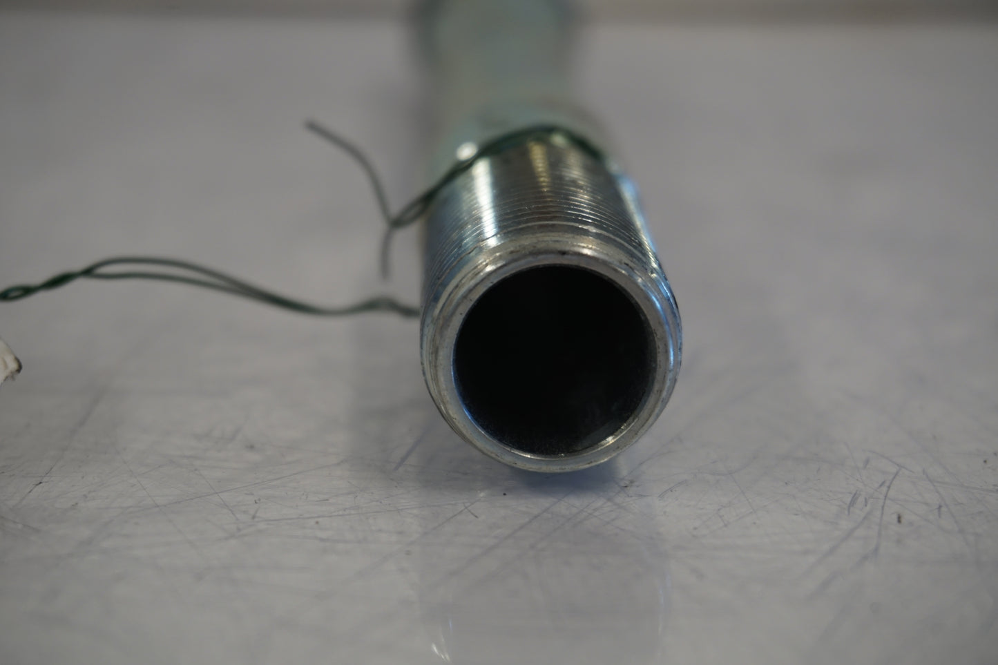 Vänster sida på Axel från en Buell XB 12 -2009 motorcykel.