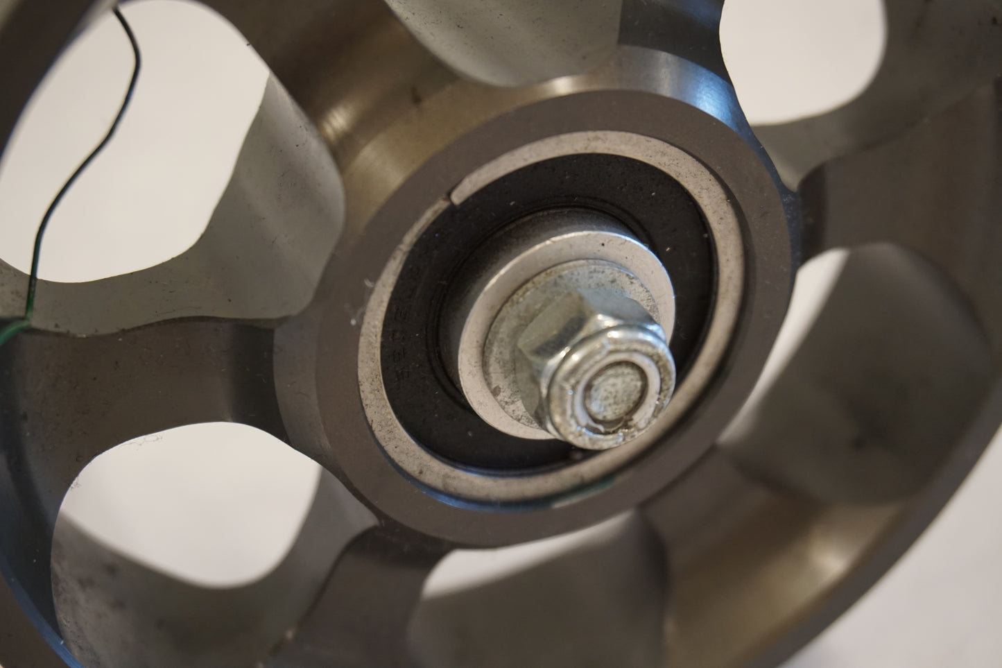 Snett nerifrån på Remsspännhjul från en Buell 1125 CR -2009 motorcykel.