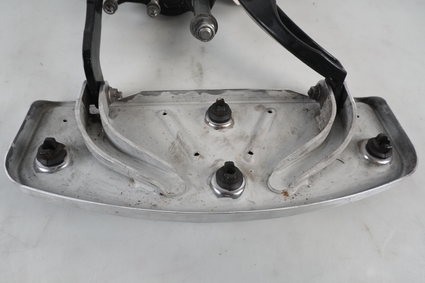 Vänster sida på Fotplatta från en H-D Touring Ultra Classic FLHTCU/I -2009 motorcykel.