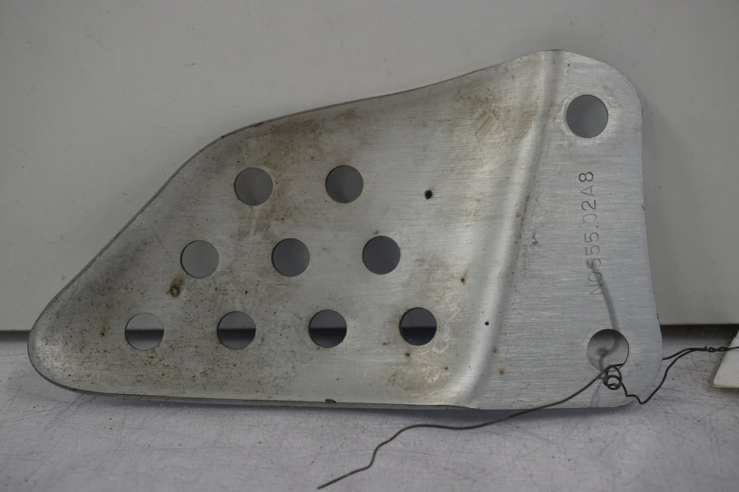 Snett nerifrån på Fotpinnehälskydd från en Buell XB 12 -2006 motorcykel.