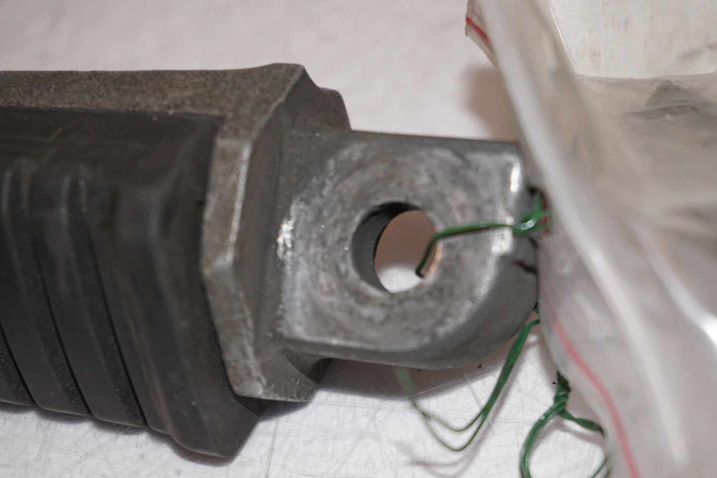 Snett nerifrån på Fotpinne från en Kawasaki GPZ 600 R -1985 motorcykel.