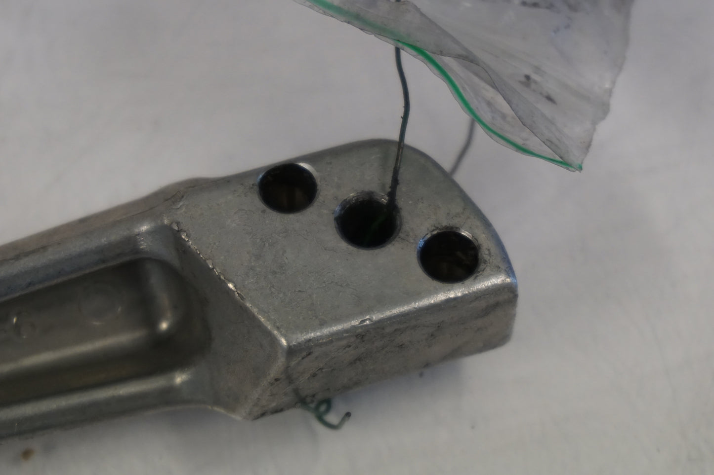 Snett nerifrån på Fotpinne från en Kawasaki Versys 650 -2007 motorcykel.