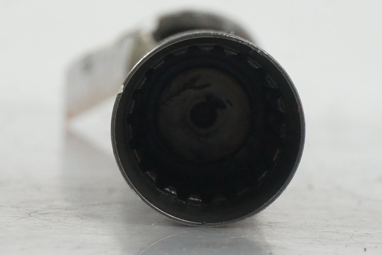 Vänster sida på Kardanaxel från en Suzuki VZ 1600 -2004 motorcykel.