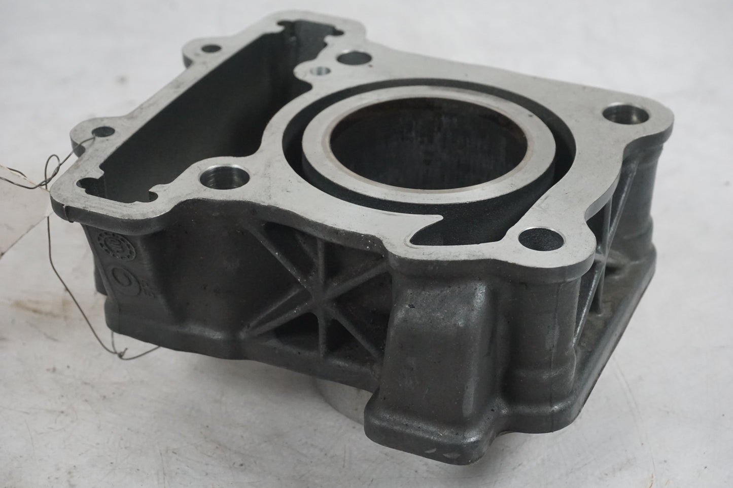 Höger sida pÄ Cylinder frÄn en KTM 125 Duke -2013 motorcykel.