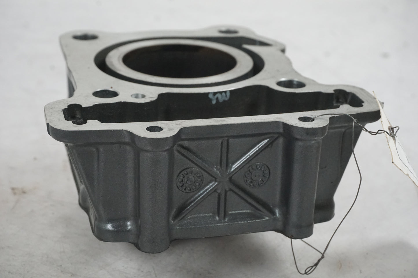 VÀnster sida pÄ Cylinder frÄn en KTM 125 Duke -2013 motorcykel.