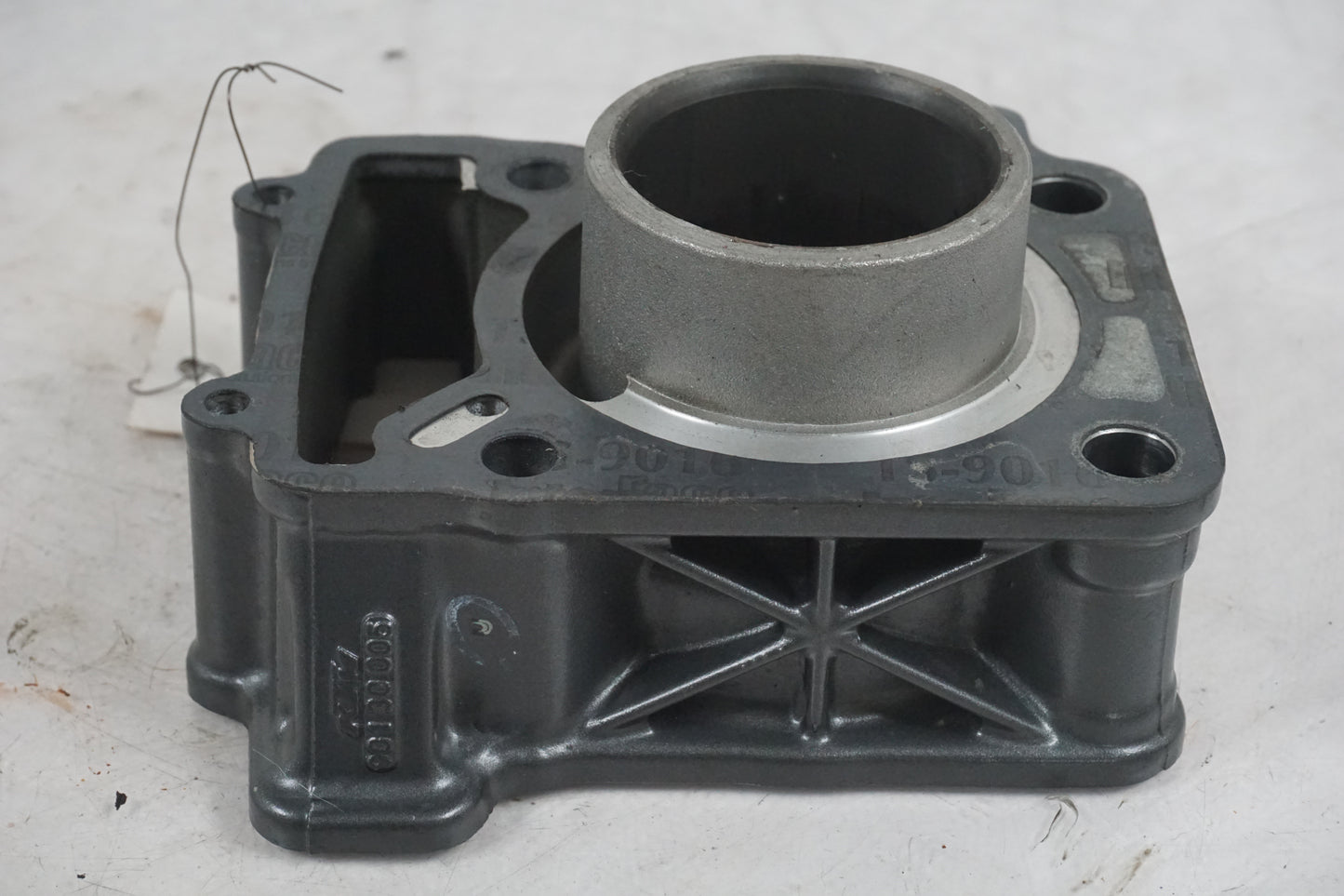 Snett uppifrÄn pÄ Cylinder frÄn en KTM 125 Duke -2013 motorcykel.