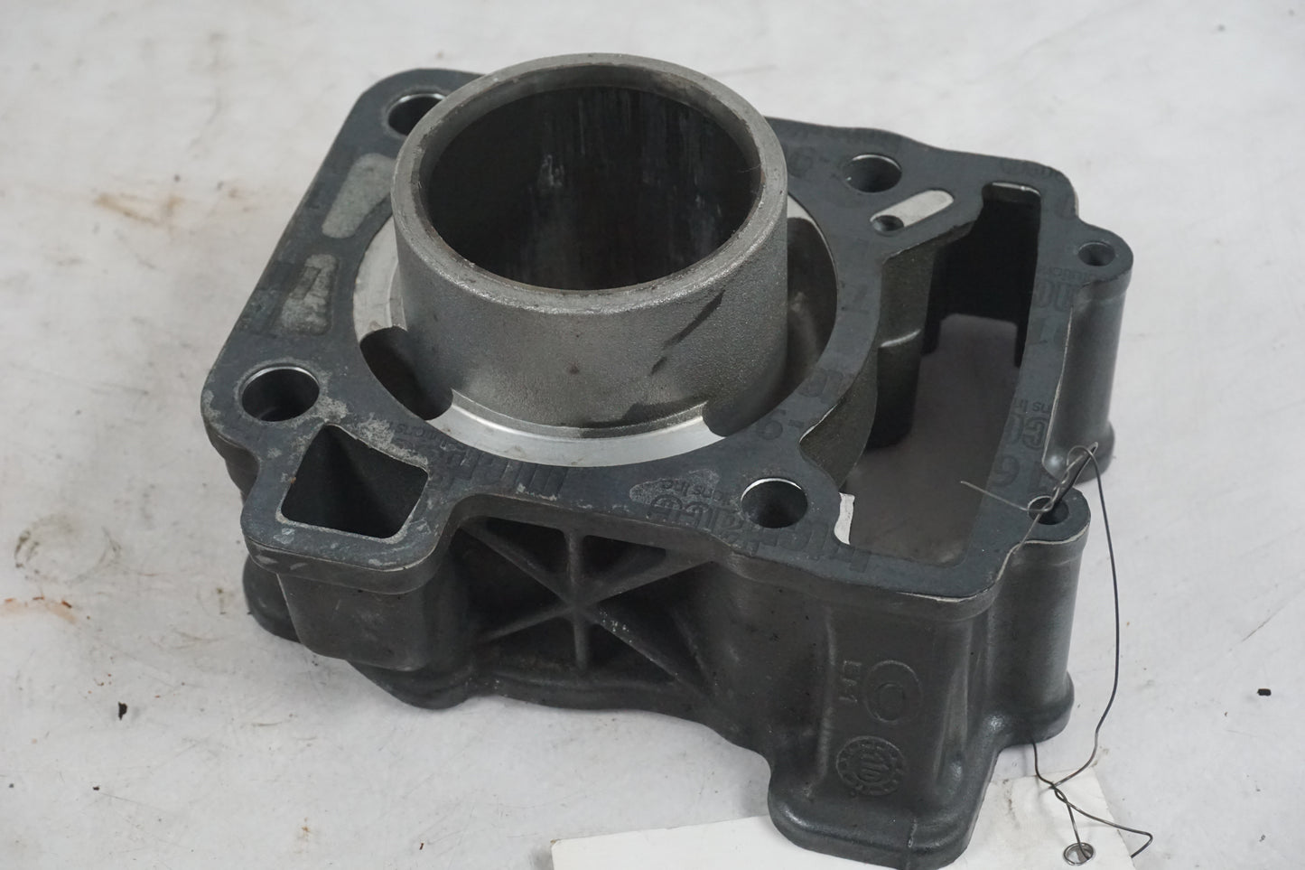 Snett nerifrÄn pÄ Cylinder frÄn en KTM 125 Duke -2013 motorcykel.