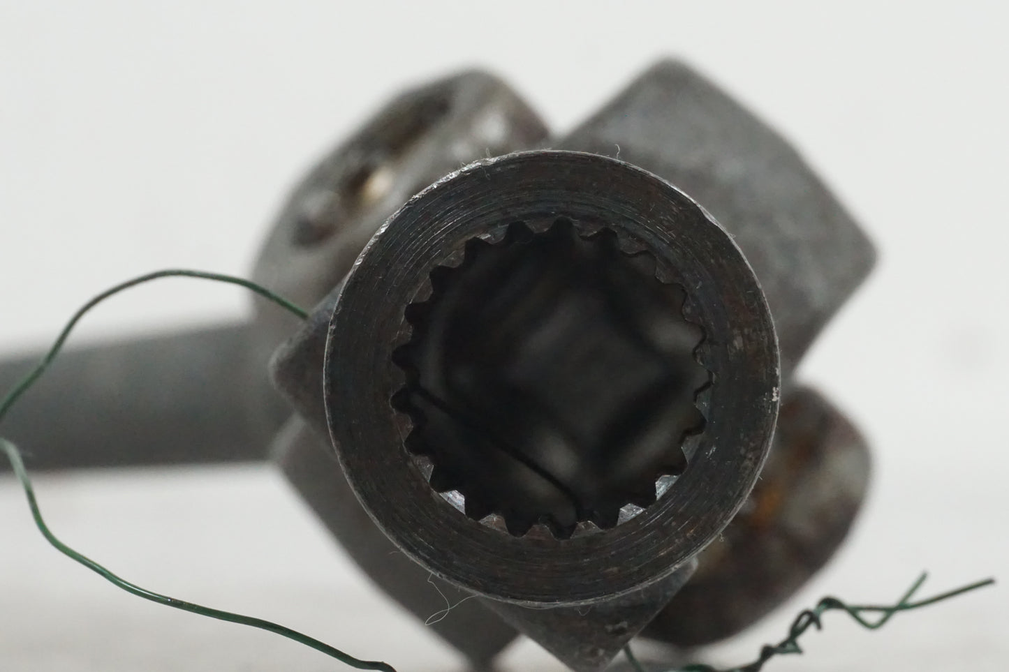 Snett nerifrån på Kardanaxel från en Honda CX 500 -1982 motorcykel.