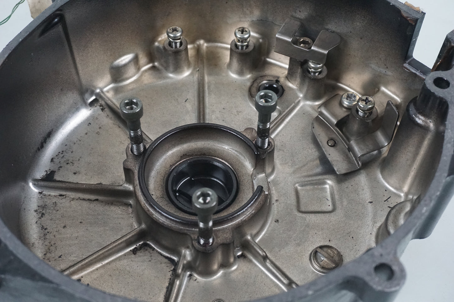 Snett nerifrån på Generatorkåpa från en Kawasaki VN 1600 -2007 motorcykel.