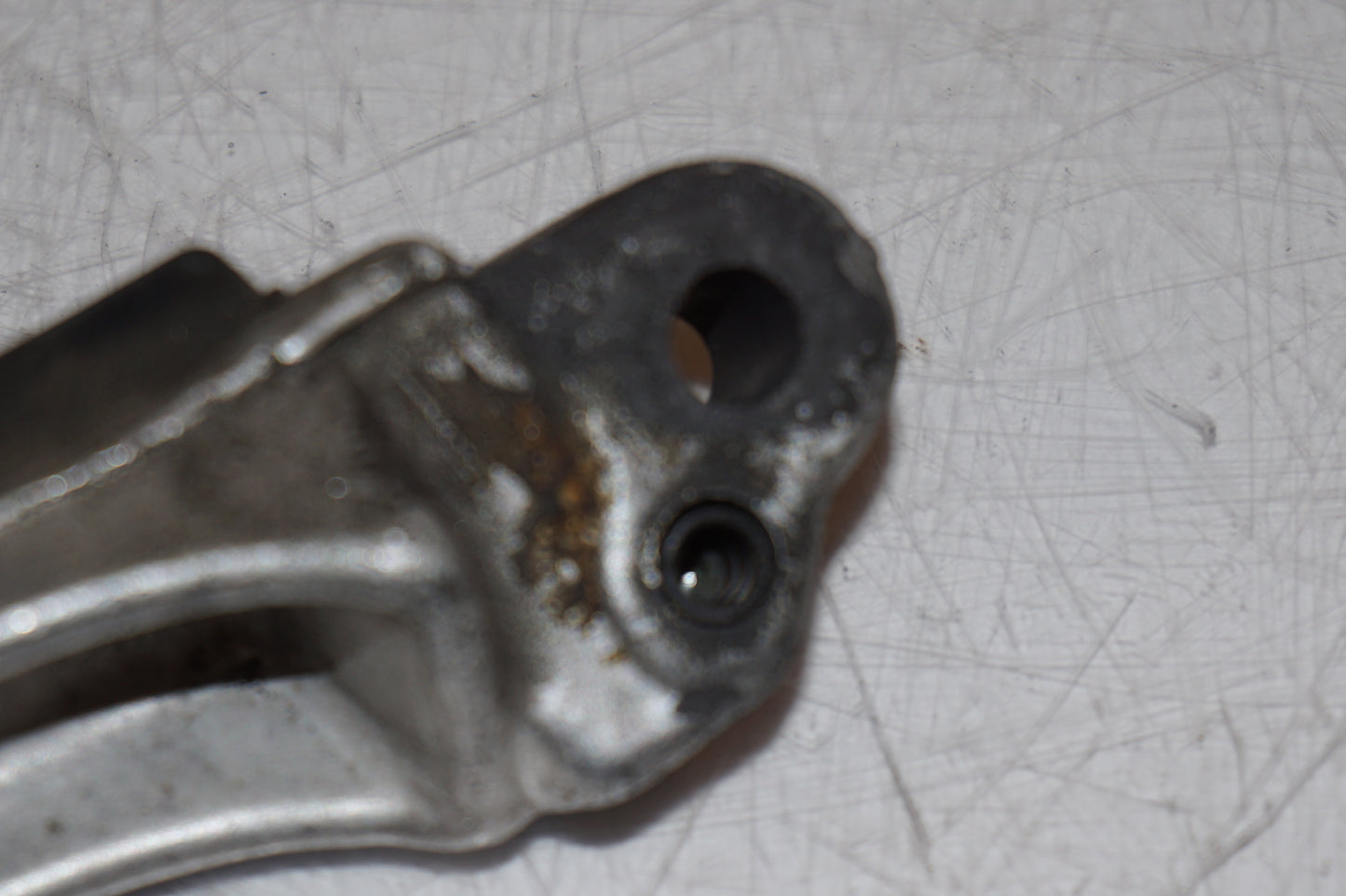 Snett nerifrån på Fotpinne från en Suzuki SV 1000 -2004 motorcykel.