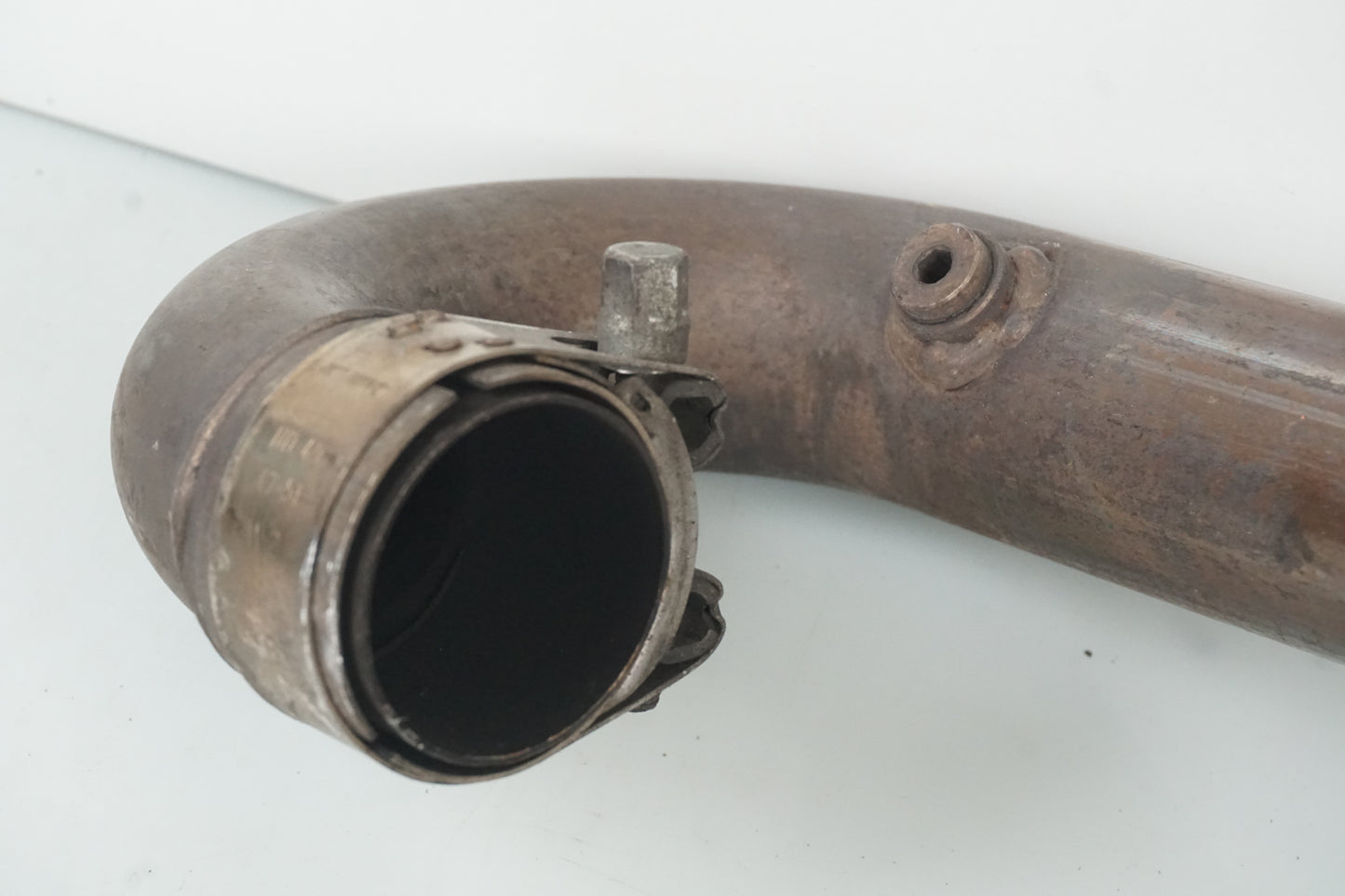 Snett nerifrån på Grenrör från en Ducati Monster 696 -2008 motorcykel.