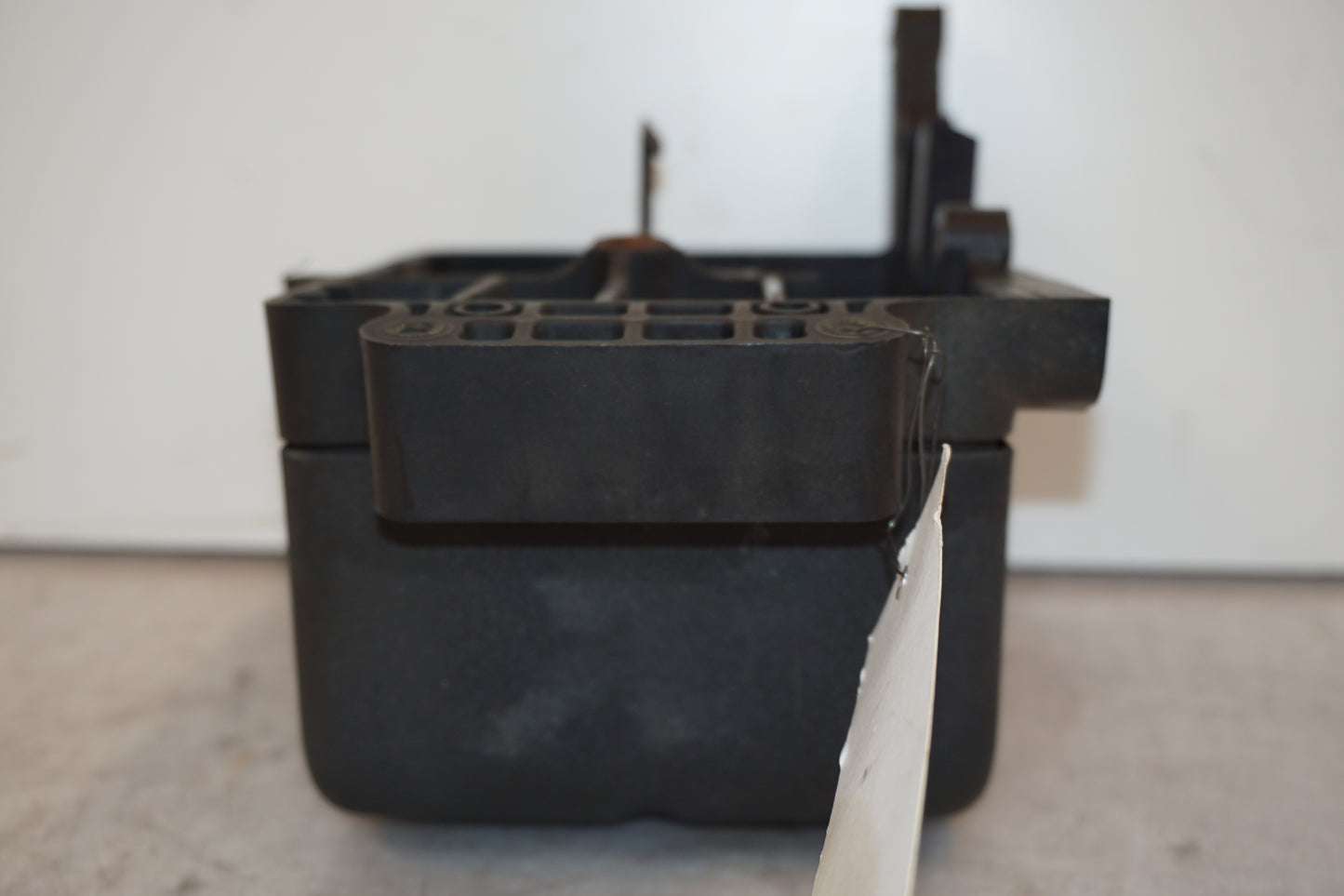 Snett nerifrån på Sidopanel från en H-D Dyna Street Bob FXDB/I -2007 motorcykel.