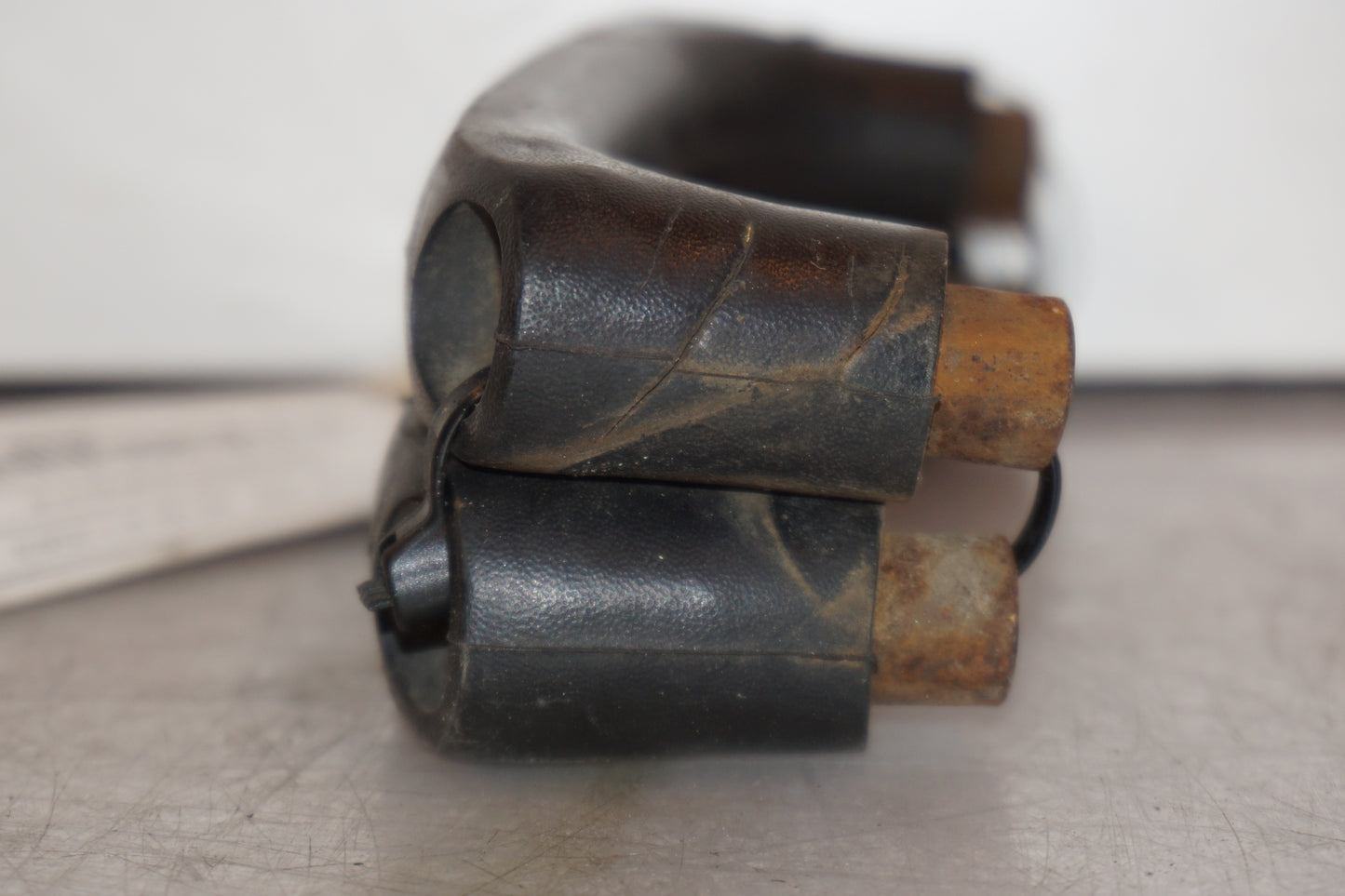 Snett nerifrån på Passagerarhandtag från en Yamaha XT 600 -1990 motorcykel.