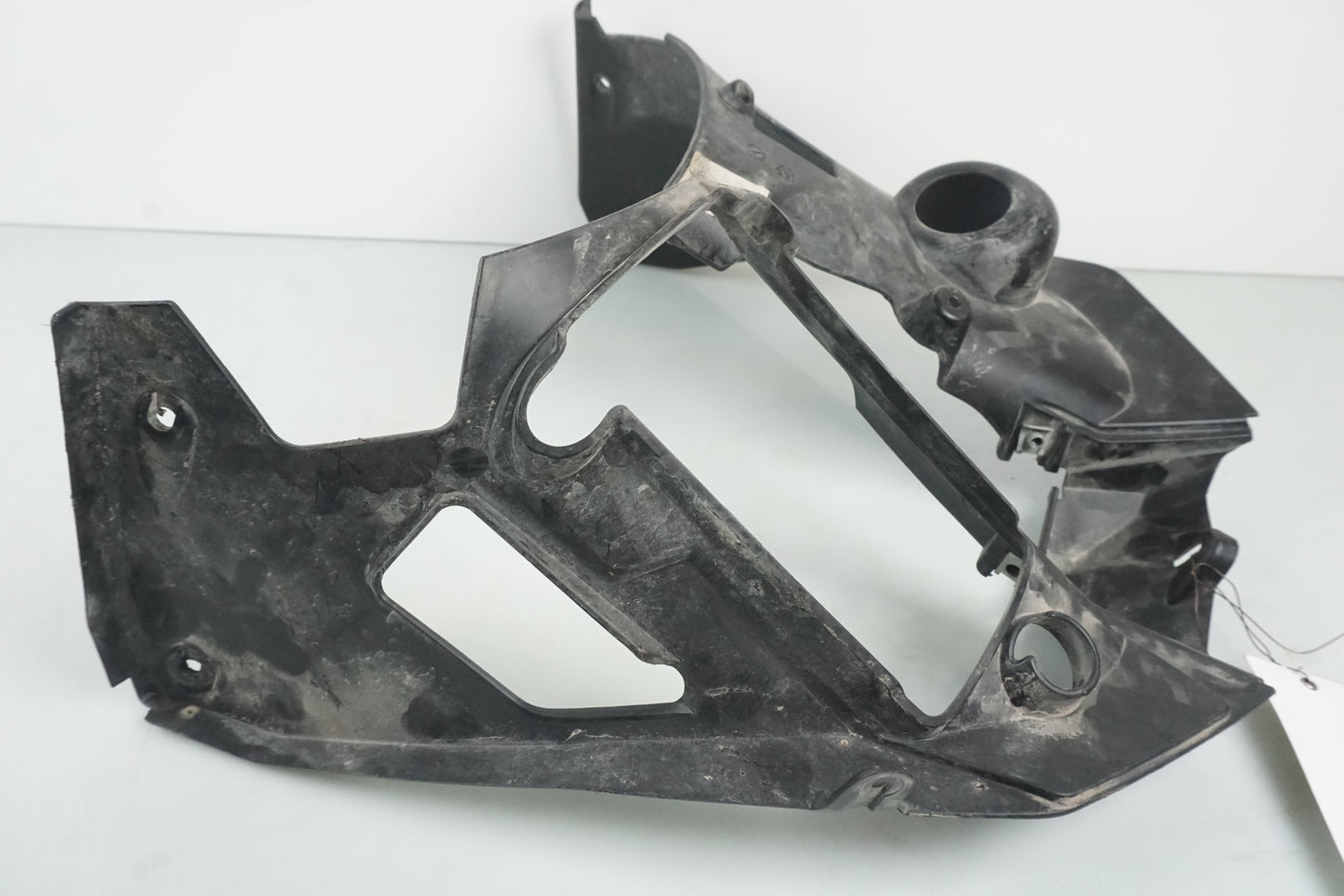 Snett nerifrån på Bensintankskåpa från en Husqvarna TR 650 Strada -2012 motorcykel.