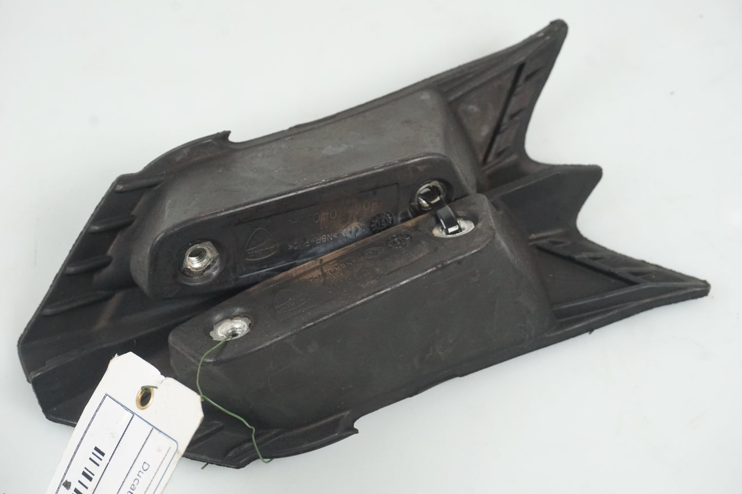 Höger sida på Passagerarhandtag från en Ducati Monster 1200 -2016 motorcykel.