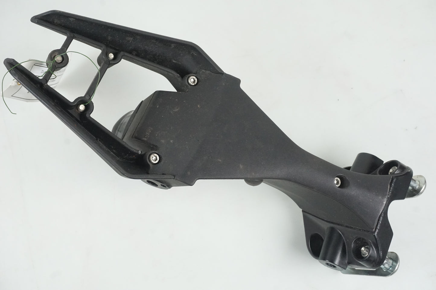 Snett nerifrån på Skylthållare från en Ducati 848 EVO -2012 motorcykel.