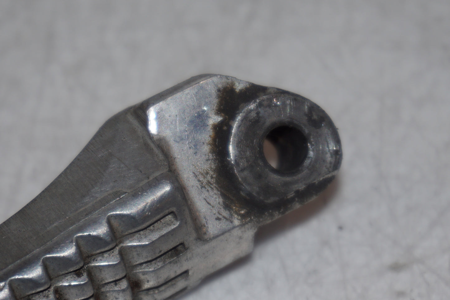 Snett nerifrån på Fotpinne från en Suzuki TL 1000 S -1997 motorcykel.