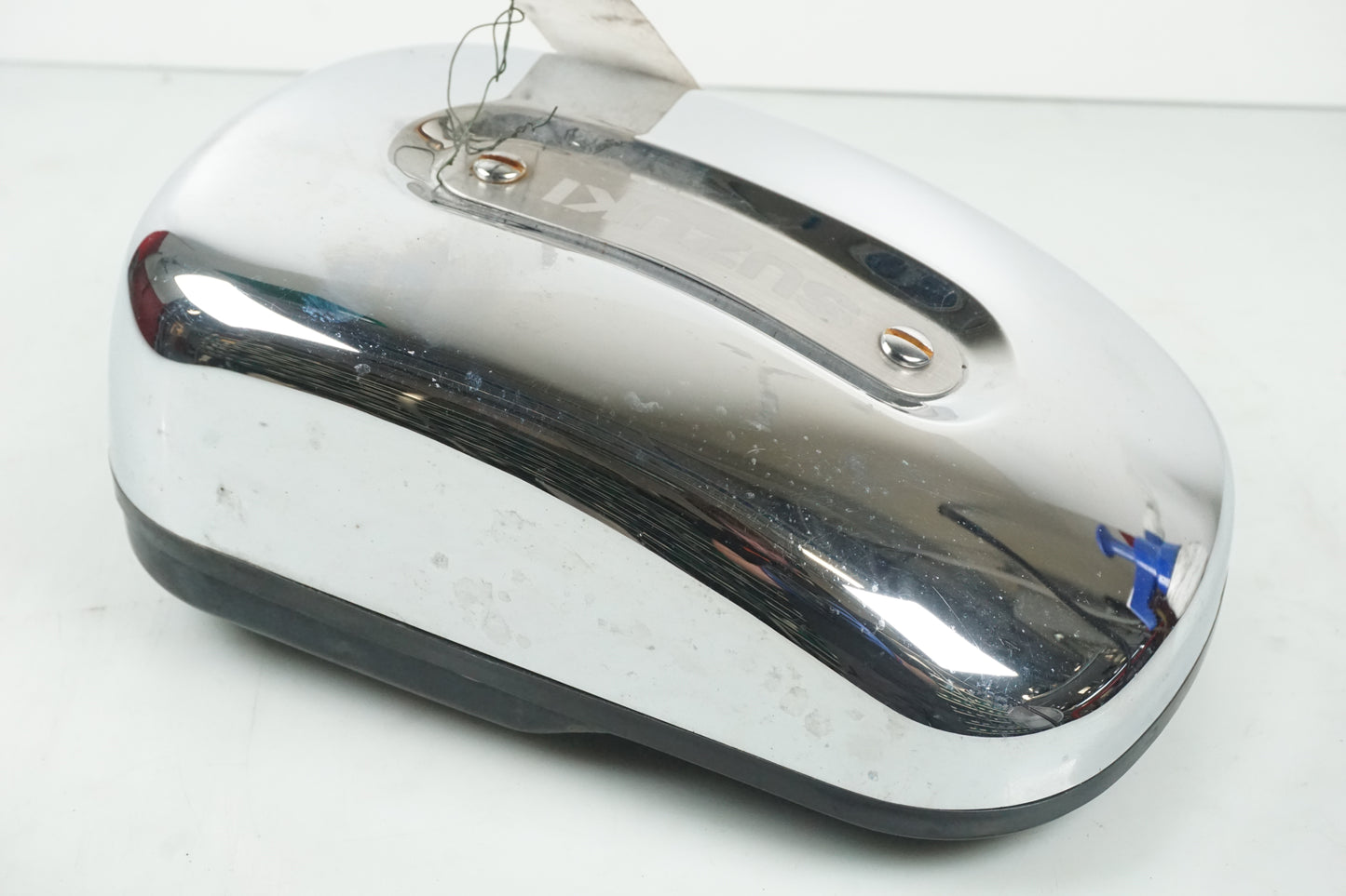 Vänster sida på Verktygslåda från en Suzuki VZ 800 -1997 motorcykel.