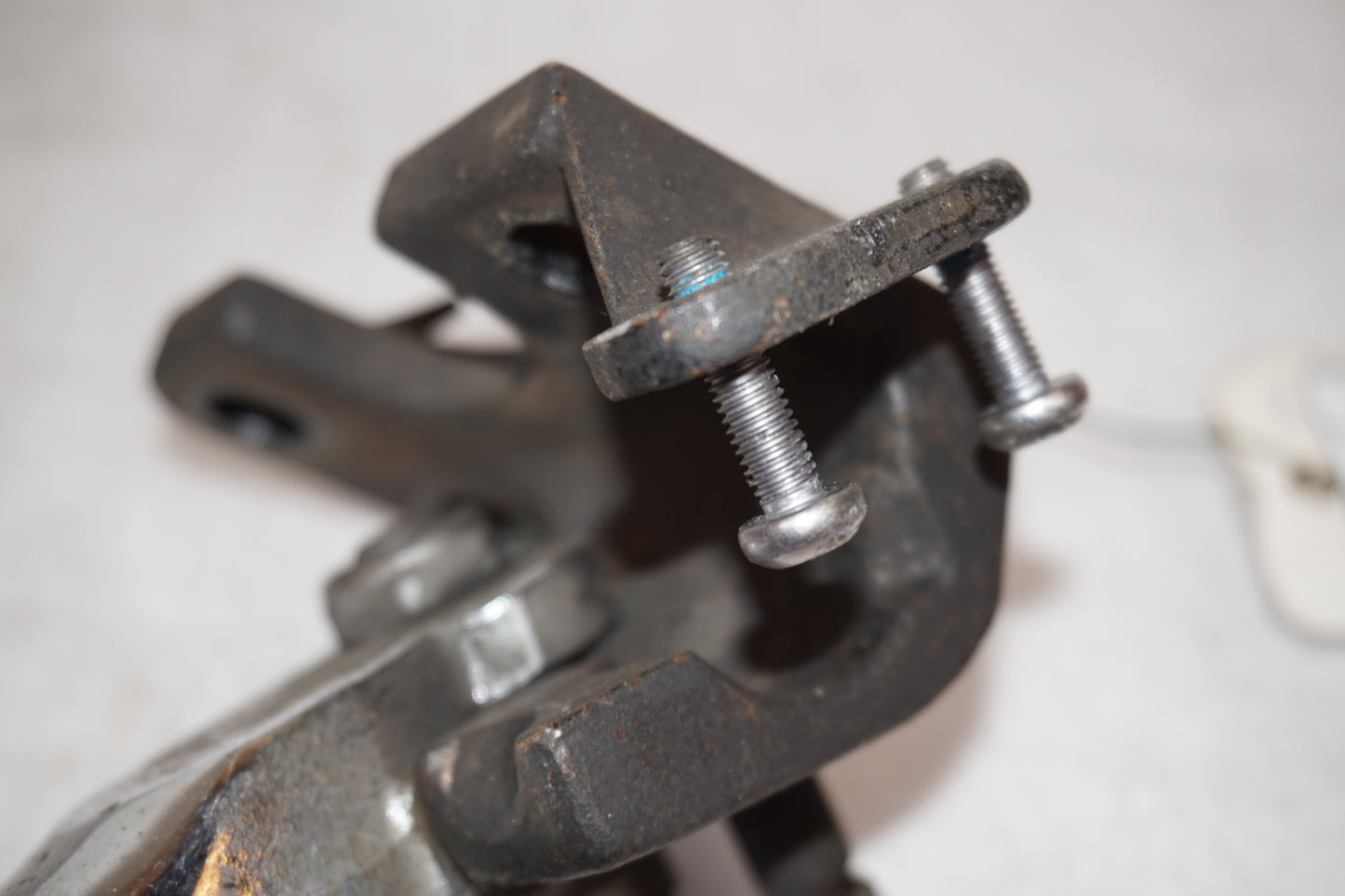 Extrabild3 pÄ Sidostöd frÄn en Triumph Rocket III -2011 motorcykel.