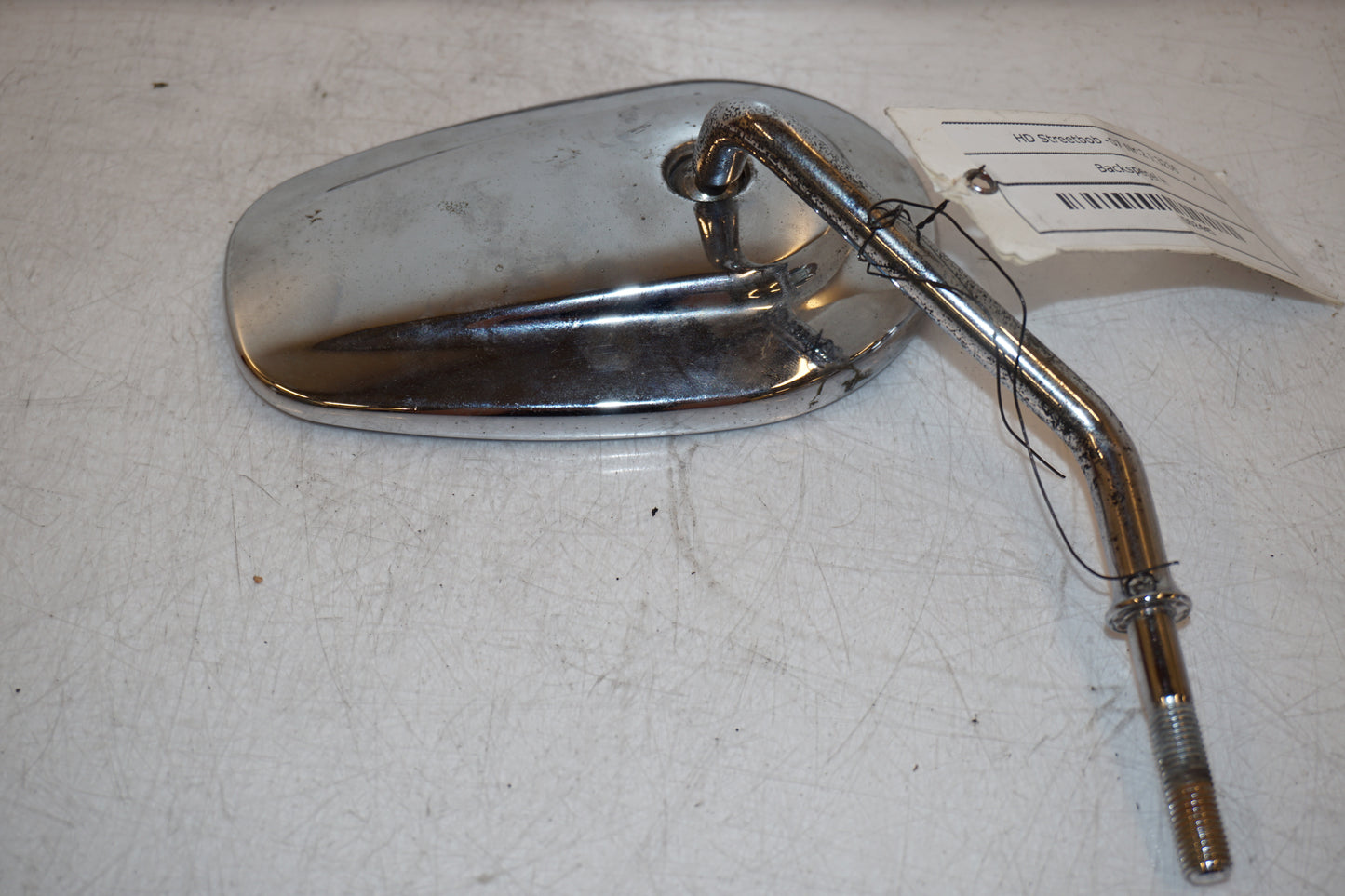 Snett nerifrån på Backspegel från en H-D Dyna Street Bob FXDB/I -2007 motorcykel.