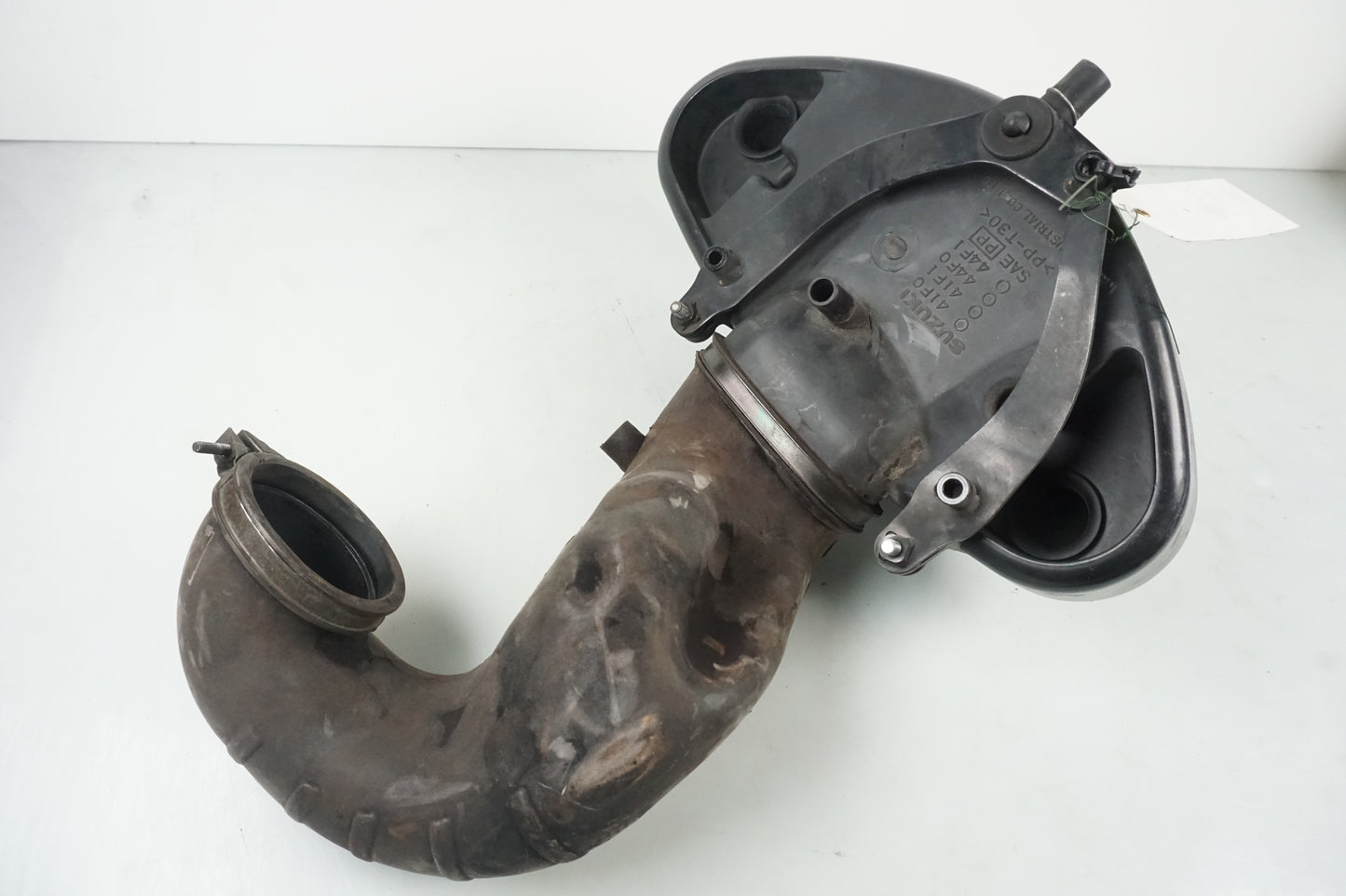 Snett nerifrån på Luftburk från en Suzuki VL 800 -2001 motorcykel.