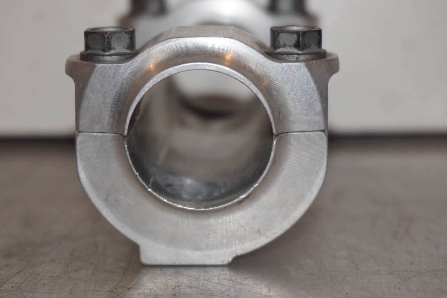 Snett nerifrån på Styrfäste från en KTM 625 SC SM -2002 motorcykel.