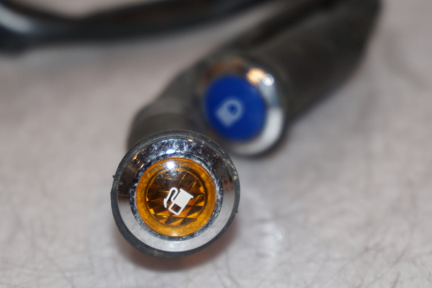 Vänster sida på Instrumentkablage från en Honda VT 1100 C -2000 motorcykel.