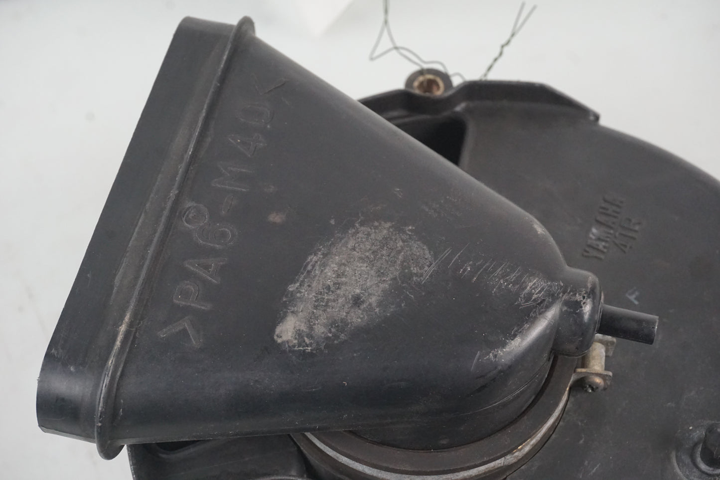 Snett nerifrån på Luftburk från en Yamaha XVS 650 -1998 motorcykel.