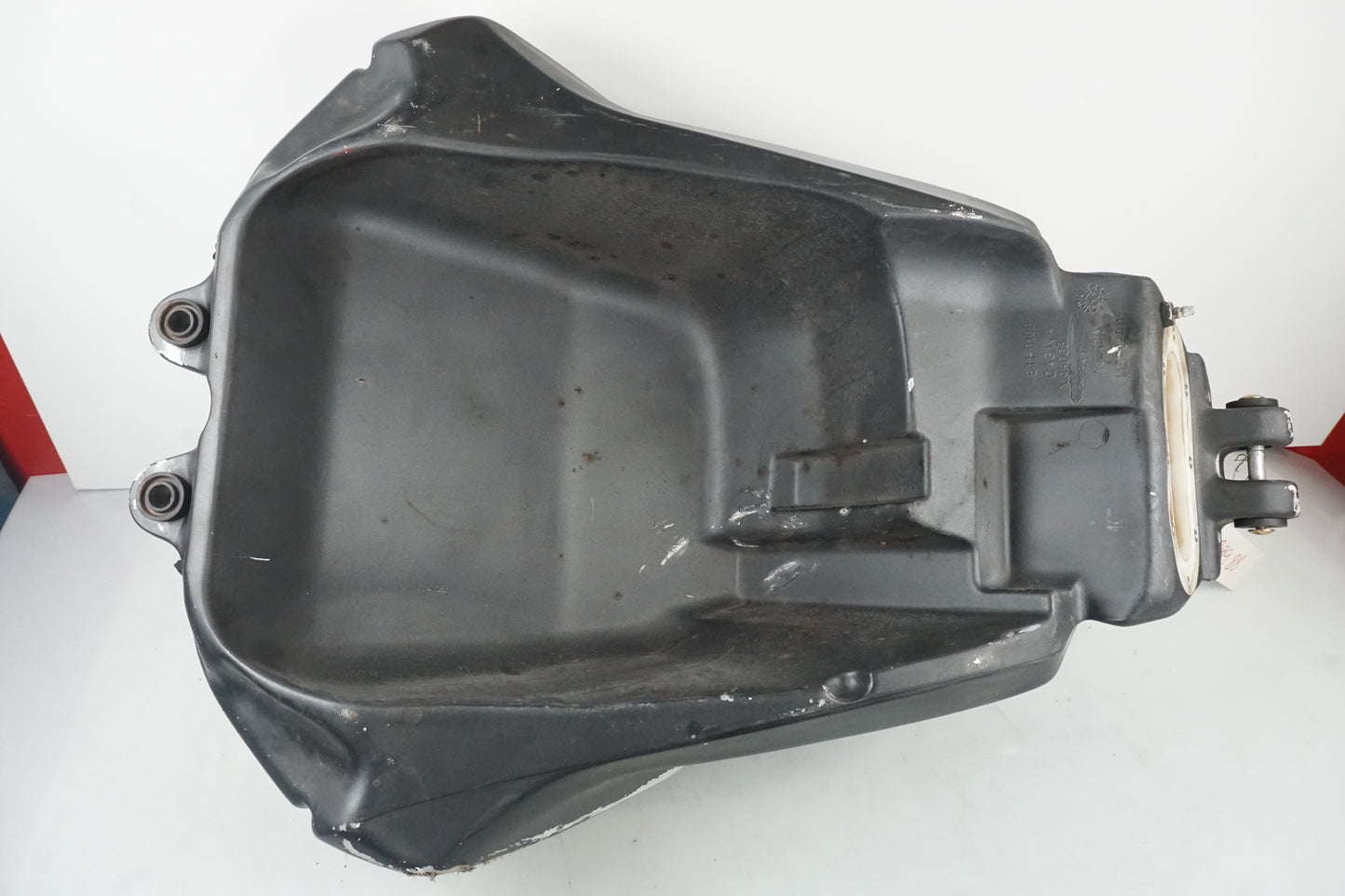 Extrabild6 på Bensintank från en Cagiva Raptor 1000 -2002 motorcykel.