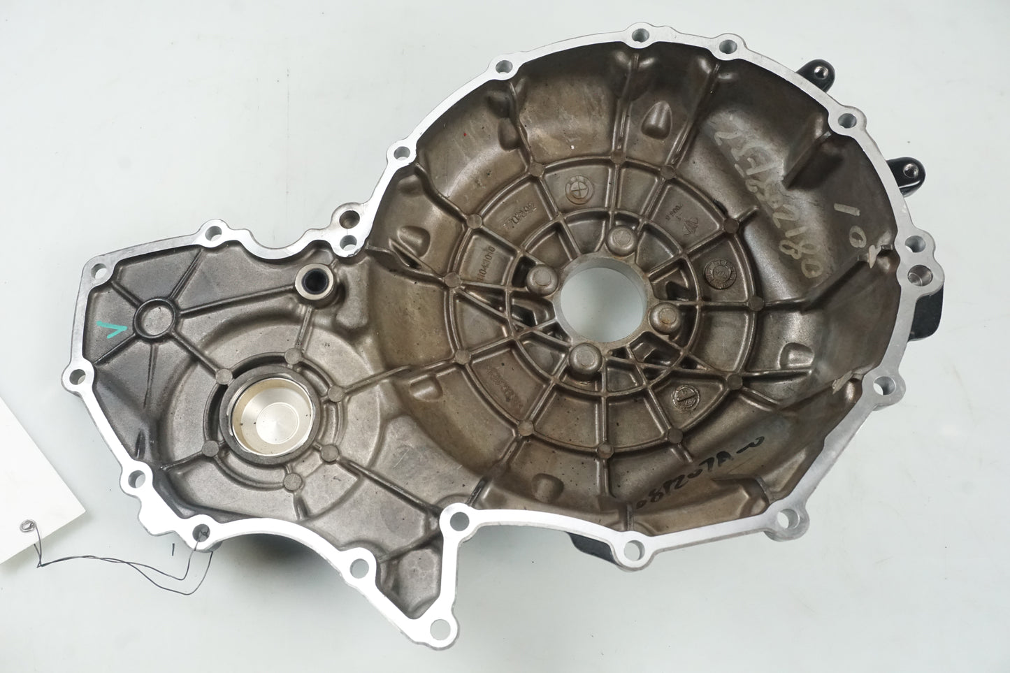 Vänster sida på Kopplingskåpa från en BMW K 1300 S -2009 motorcykel.