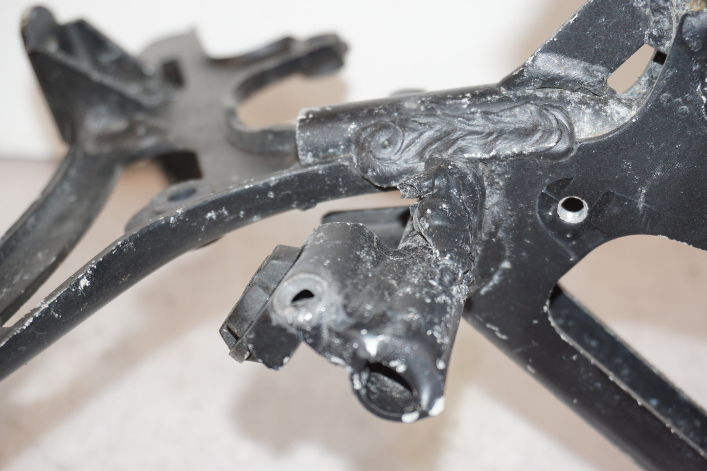 Extrabild2 på Instrumentfäste från en Suzuki TL 1000 S -1997 motorcykel.