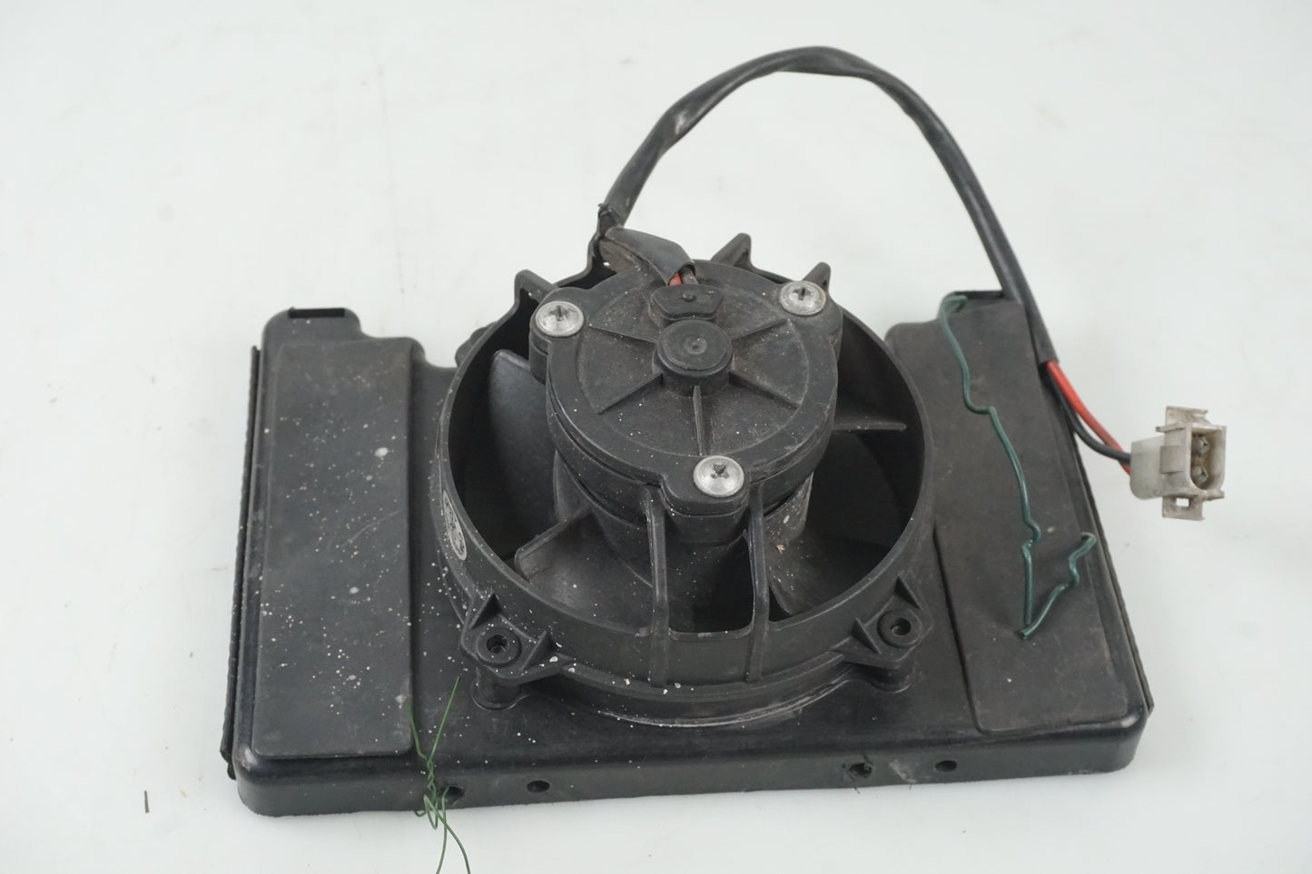 Höger sida på Vattenkylfläkt från en KTM 640 Duke -2002 motorcykel.