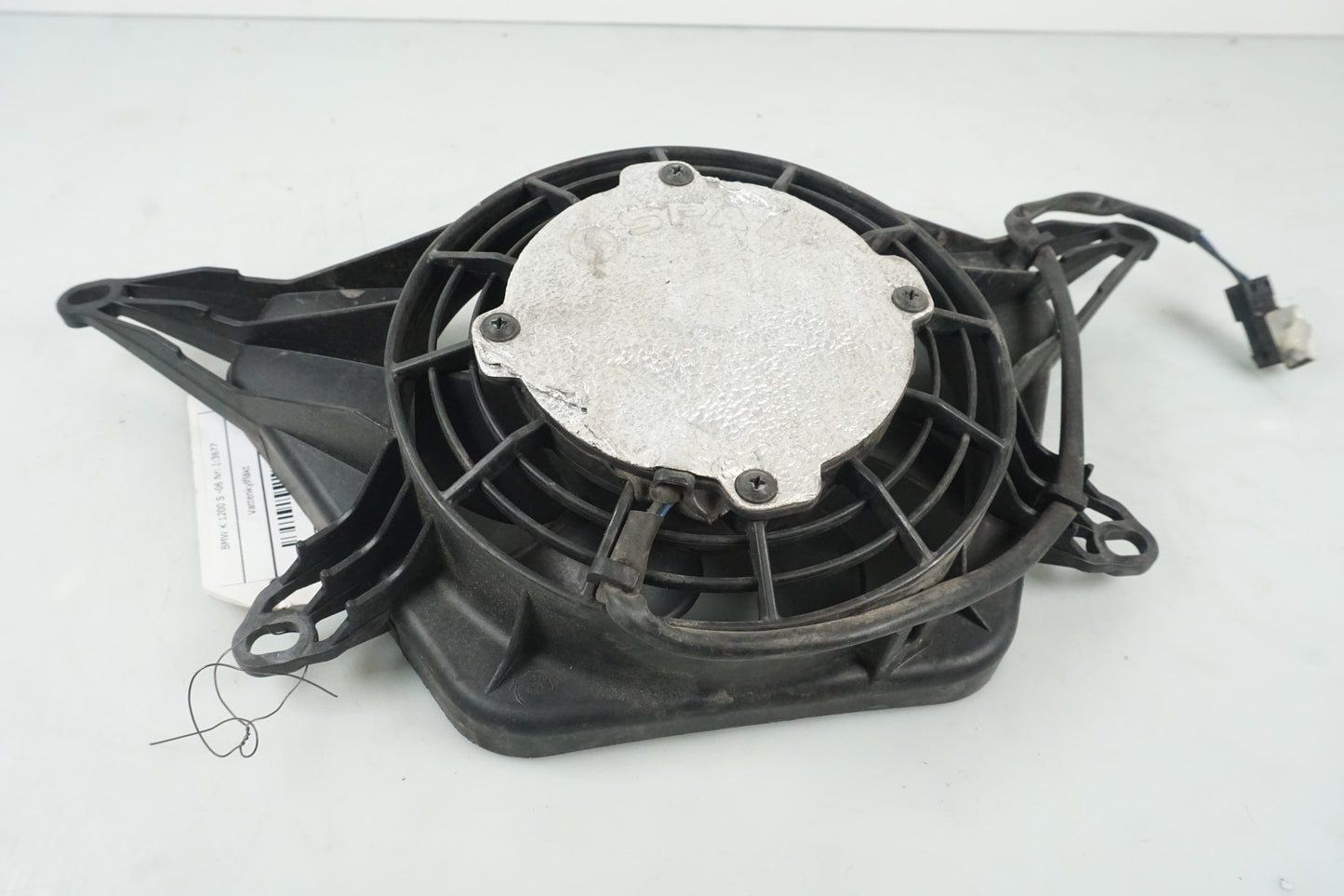 Höger sida på Vattenkylfläkt från en BMW K 1200 S -2006 motorcykel.