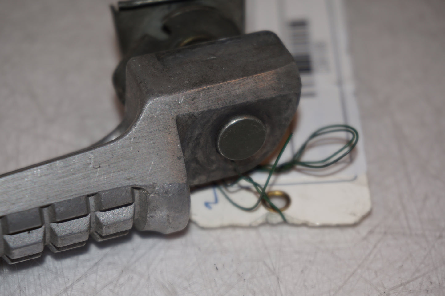 Snett nerifrån på Fotpinne från en Kawasaki ZX-7R -1997 motorcykel.