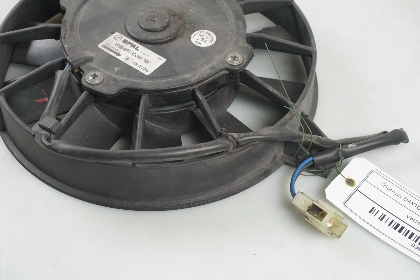 VÀnster sida pÄ VattenkylflÀkt frÄn en Triumph Daytona 650 -2005 motorcykel.