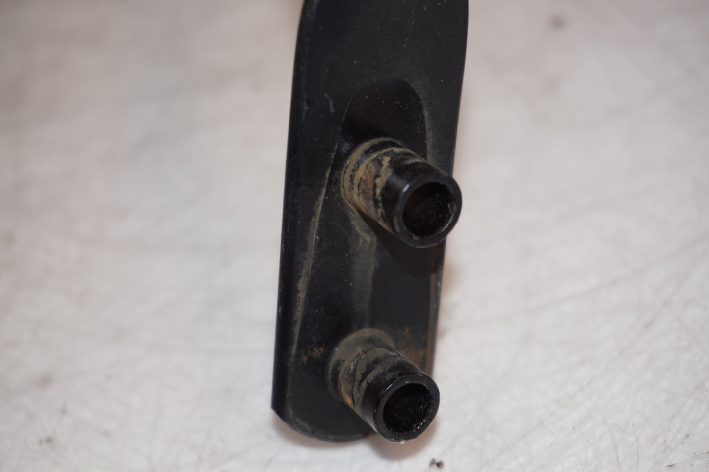 Snett nerifrån på Backspegelfäste från en Kawasaki ZX-9R -1997 motorcykel.