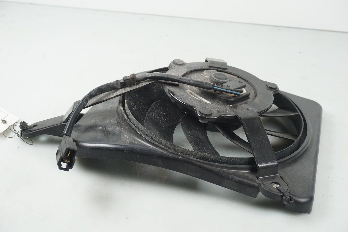 Vänster sida på Vattenkylfläkt från en Triumph Tiger -2012 motorcykel.