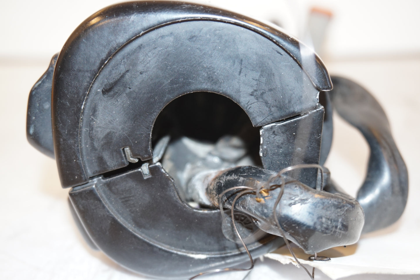 Snett nerifrÄn pÄ Styrelreglage frÄn en H-D V-Rod 1130 -2006 motorcykel.