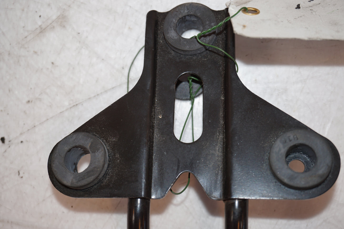 Extrabild1 på Instrumentpanelsfäste från en Kawasaki ER-6N -2010 motorcykel.