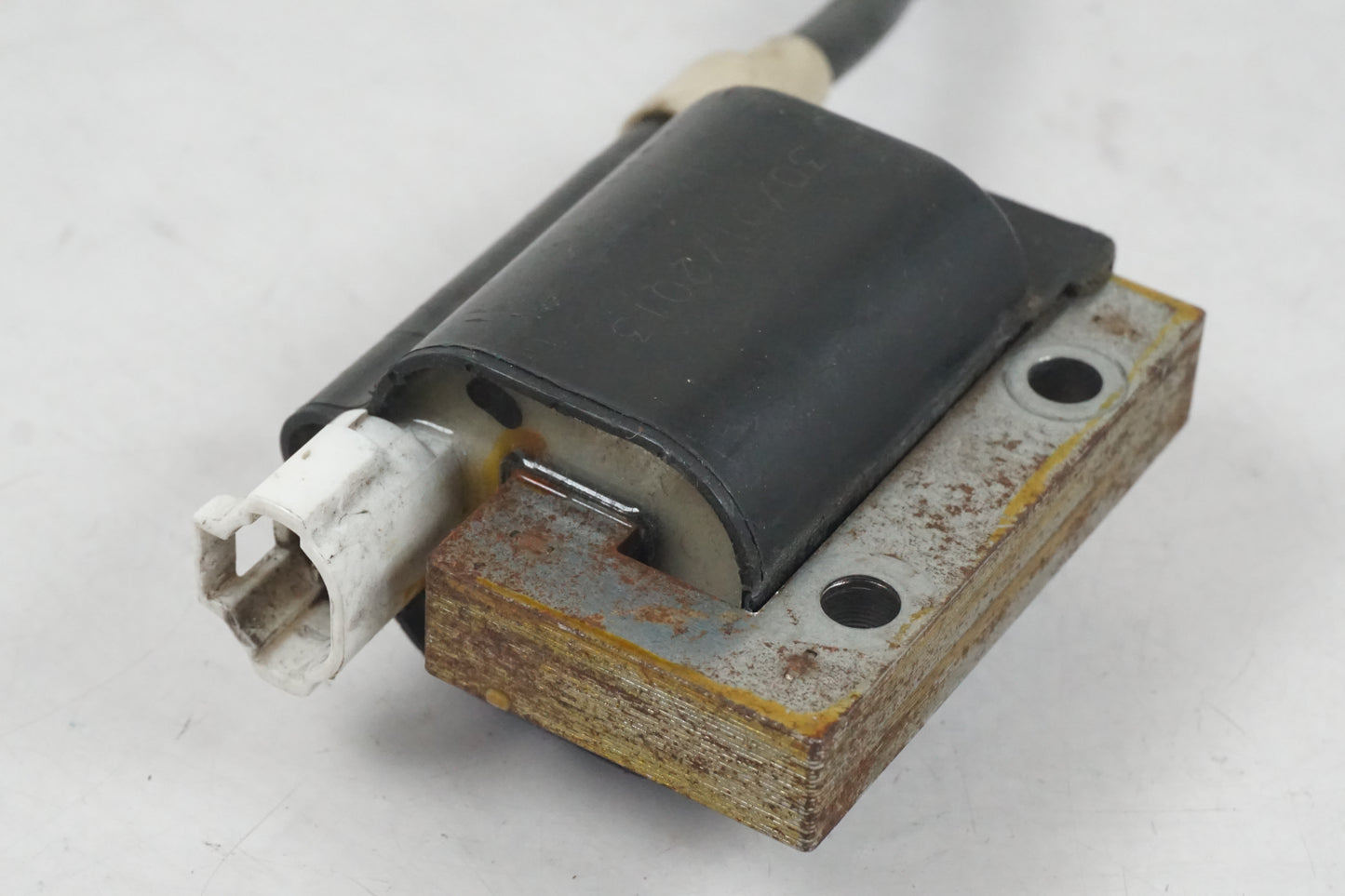 Vänster sida på Tändspole från en KTM 125 Duke -2013 motorcykel.