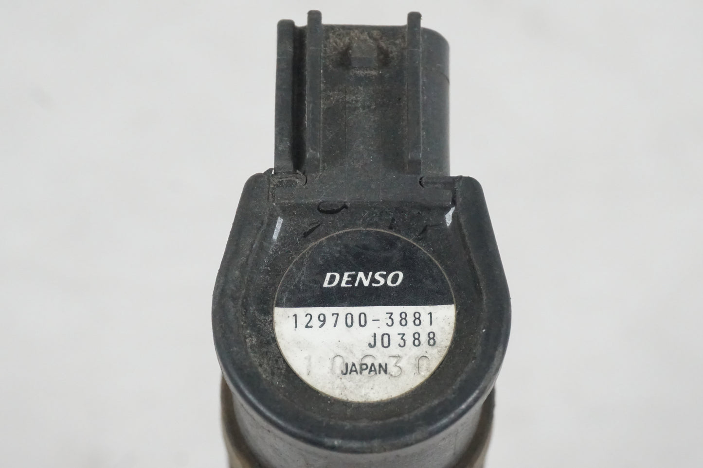 Höger sida på Tändspole från en Honda CBR 900 RR -2002 motorcykel.