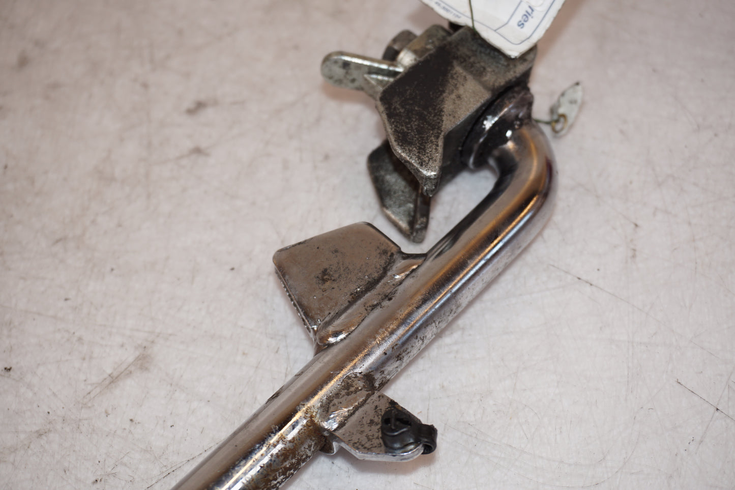 Snett nerifrån på Sidostöd från en H-D Dyna Street Bob FXDB/I -2013 motorcykel.